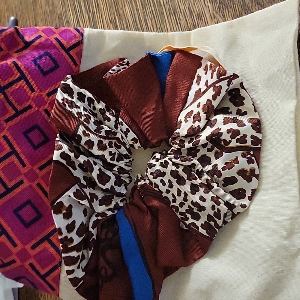 TORY BURCH SCRUNCHIE NWOT - Picture 2 of 5